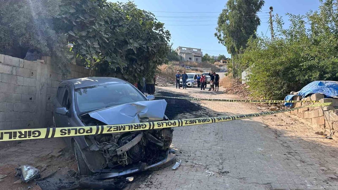 Kırıkhan'da yokuş aşağı kayan otomobil iş makinesine çarptı: sürücü öldü