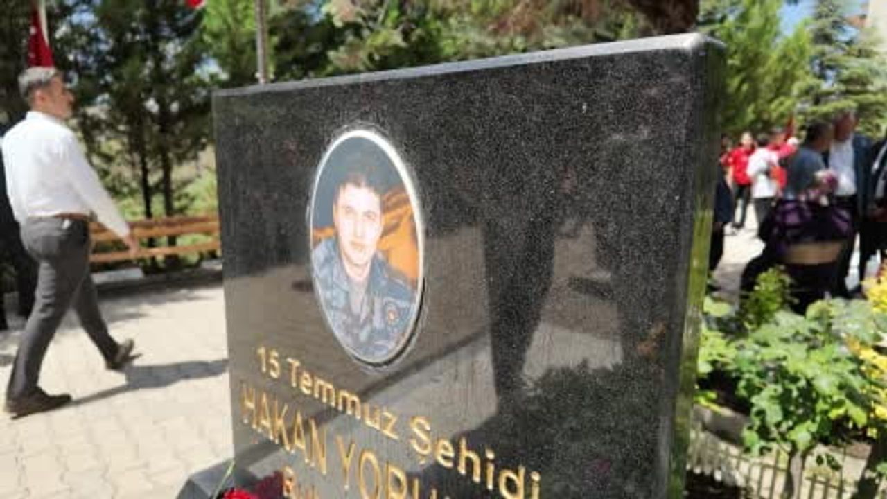 Kırıkkale'de 15 Temmuz şehidi Hakan Yorulmaz'ın kabrini ziyaret eden baba acısını 10 yıldır taşıyor
