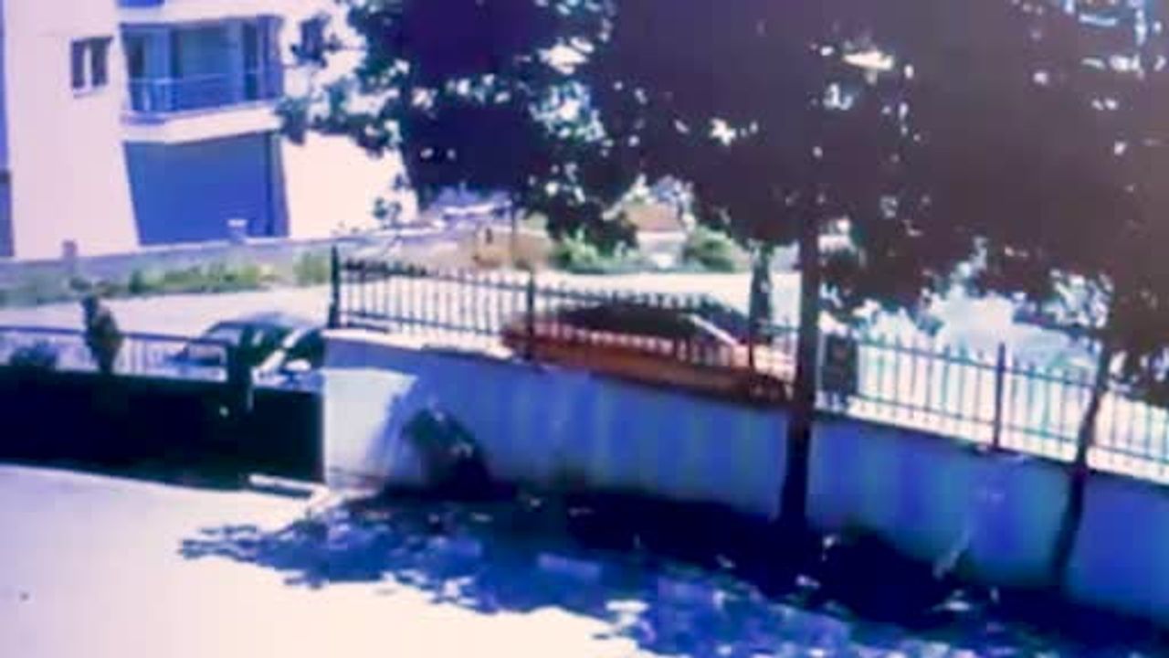 Kırıkkale'de freni boşalan tır inşaat halindeki binaya çarparak durdu