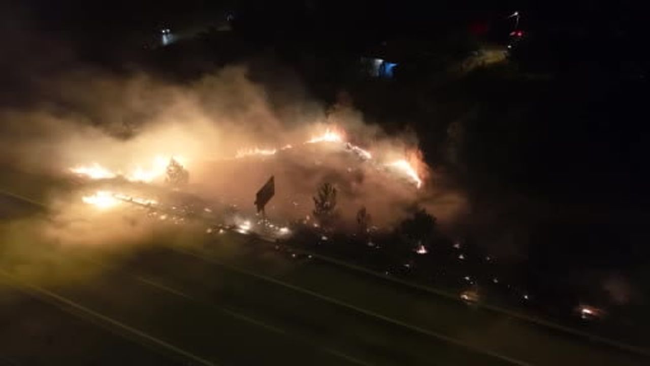Kırıkkale'de kara yolu kenarındaki yangın evlere ulaşmadan söndürüldü