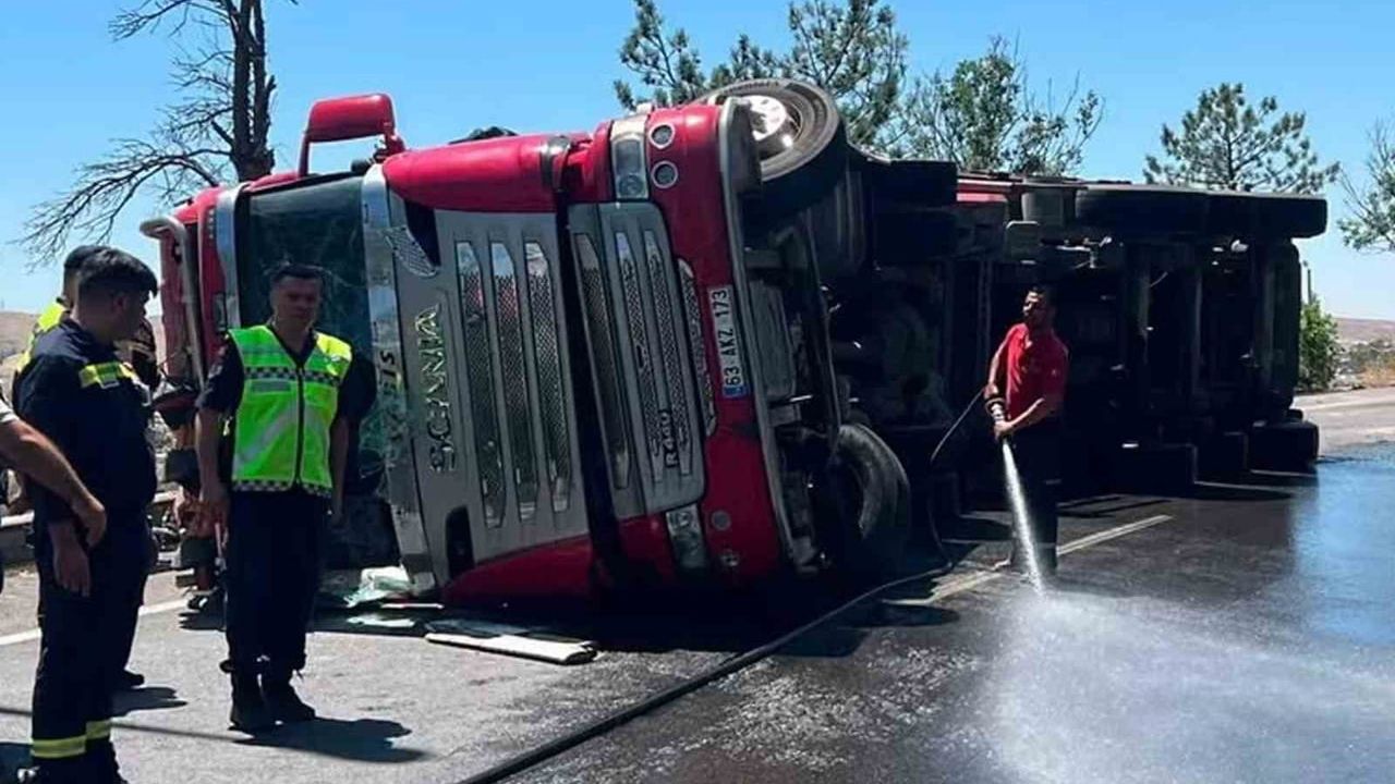 Kırıkkale'de orman emvali yüklü tır devrildi: 1 yaralı