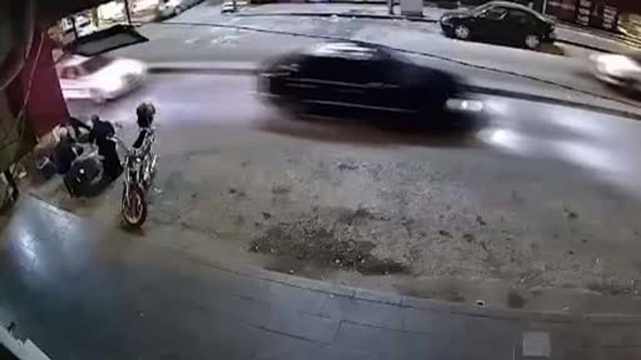 Kırıkkale'de ters yönden giriş yapan araç geri manevrada kokoreç tezgahına çarptı