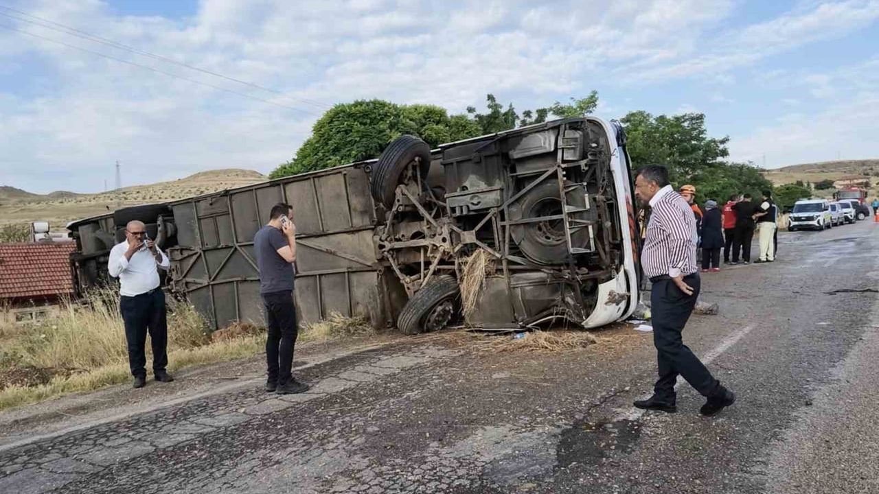 Kırıkkale’de yolcu otobüsü devrildi: 3’ü ağır 41 yaralı