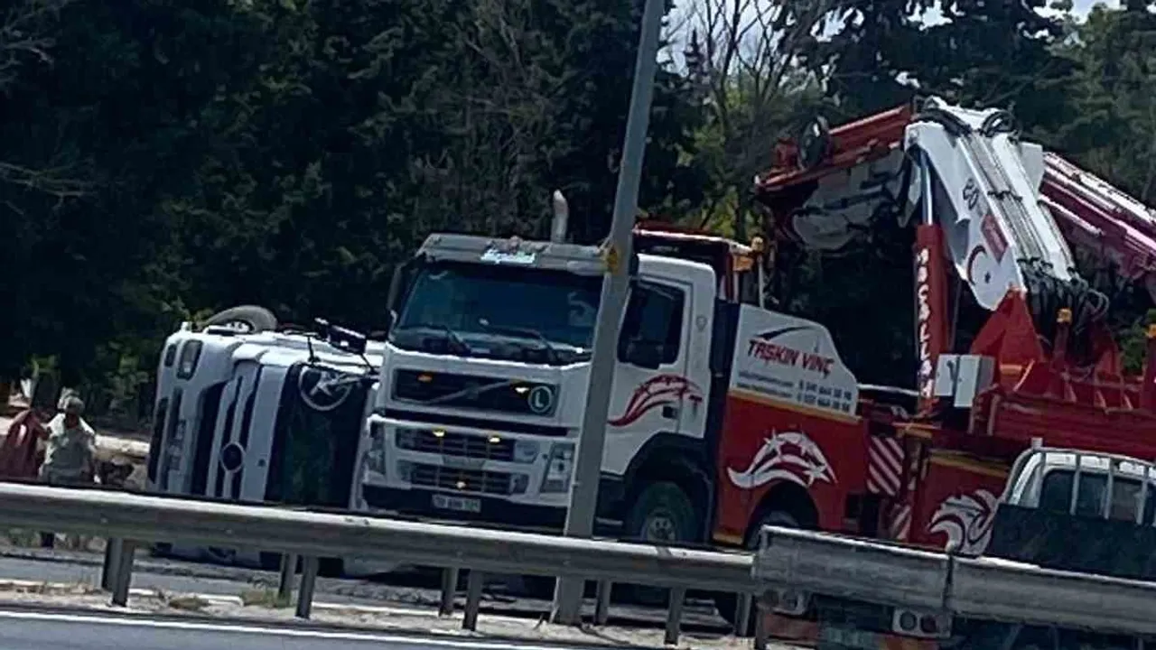 Kırklareli Lüleburgaz girişinde tır bariyerlere çarpıp devrildi