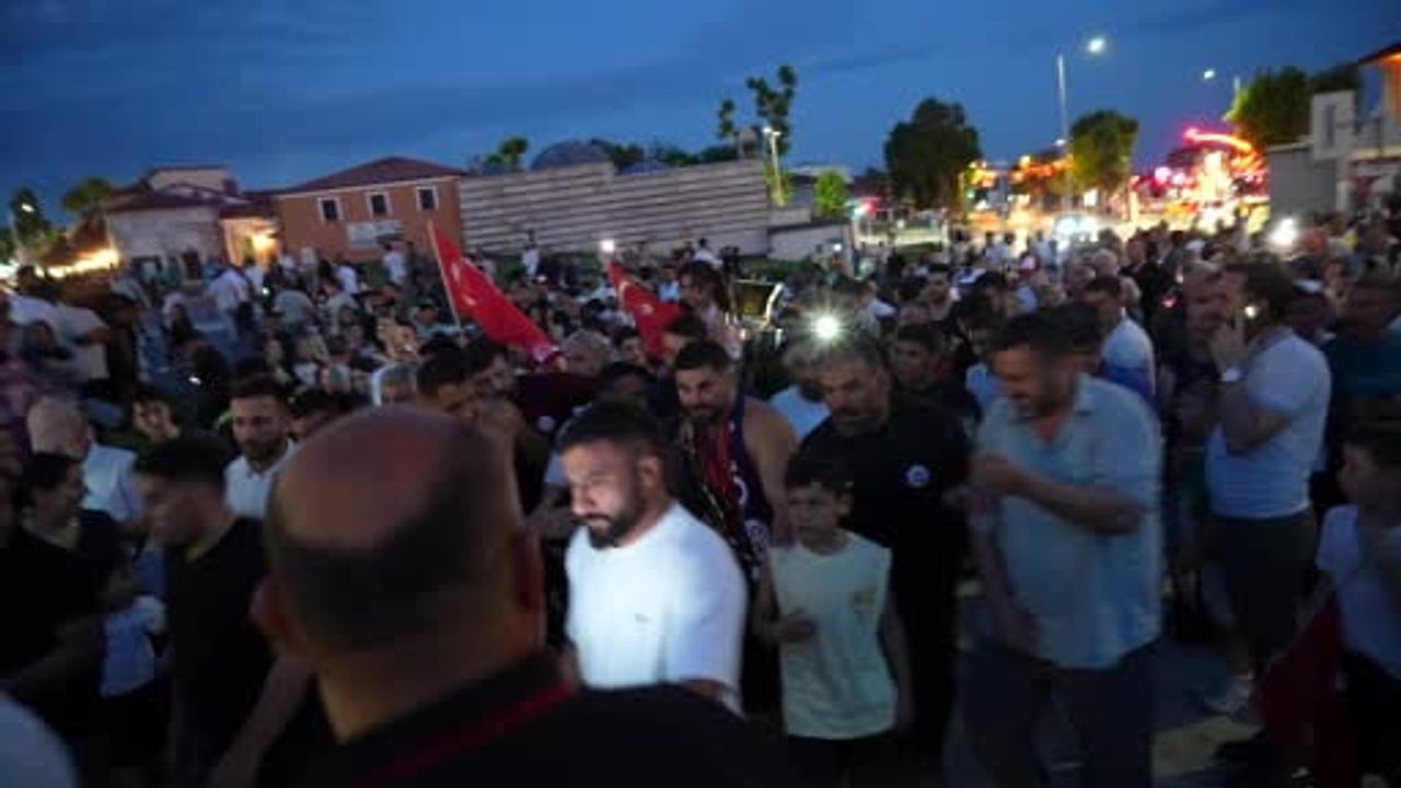 Kırkpınar başpehlivanı Erkan Taş, Edirne'de hamam geleneğini sürdürdü