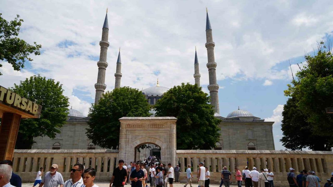 Kırkpınar pehlivanları er meydanına çıkmadan önce Selimiye’de dua etti