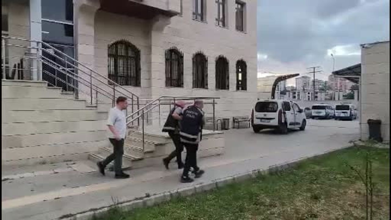 Kırmızı bültenle aranan firari ile uyuşturucu hükümlüsü yakalandı