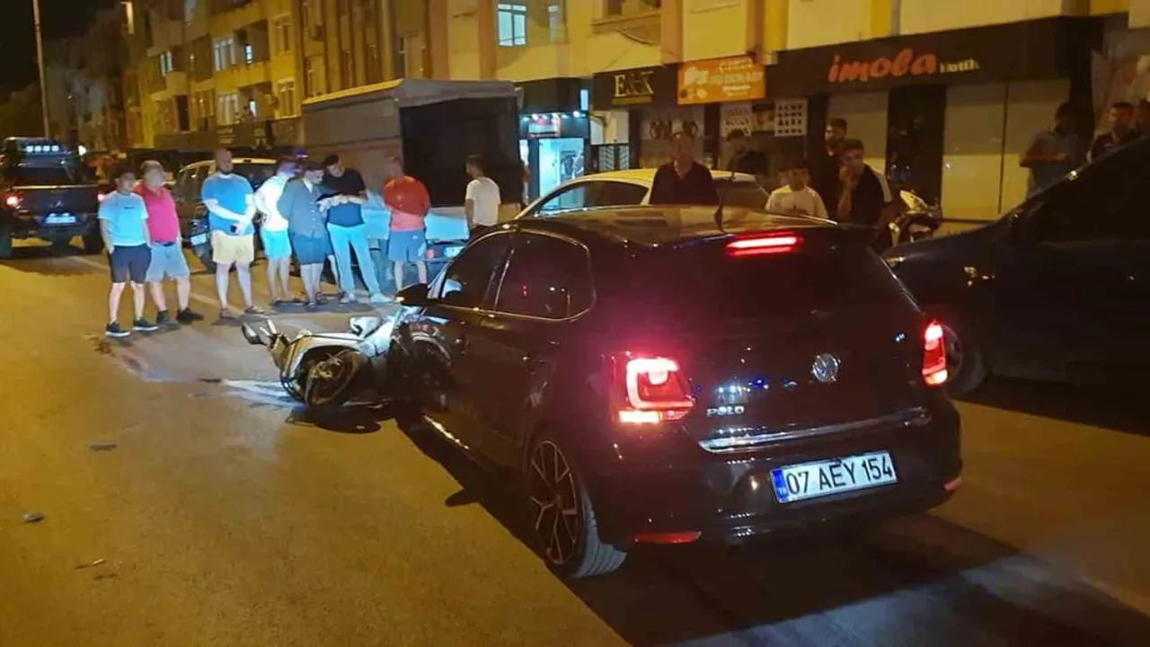 Kırmızı ışık iddiası: Gazipaşa'da kavşakta motosiklet sürücüsü ağır yaralandı