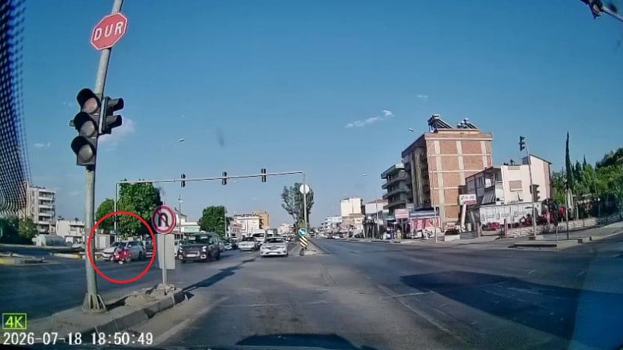 Kırmızı ışık ihlali: Serik'te motosikletle otomobil çarpıştı, kaskı havada fırladı