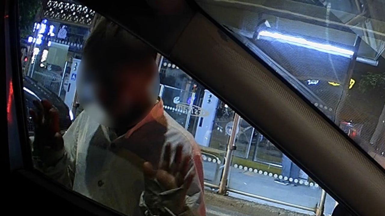 Kırmızı ışıkta camlara yapışan çocuk dilenciler trafikte tehlike oluşturdu