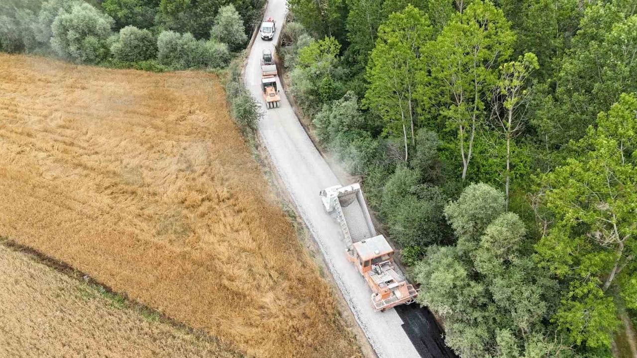 Kırsal mahallenin 40 yıllık asfalt hasreti sona erdi