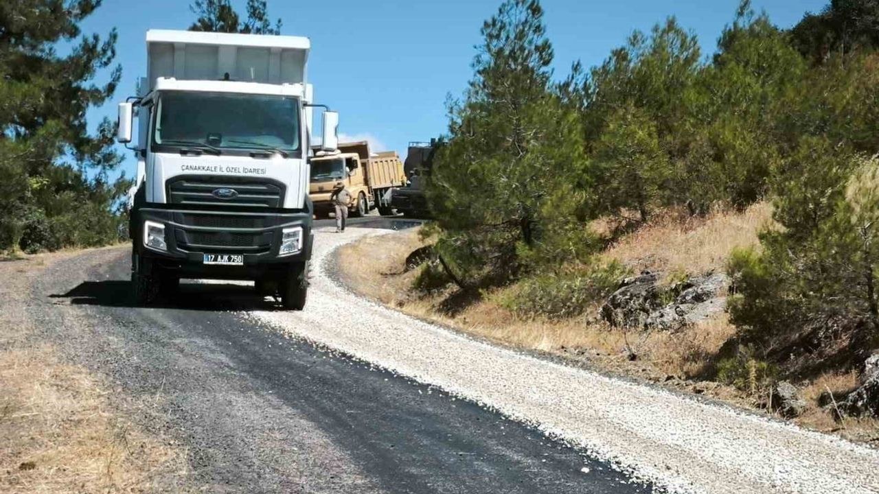 Kırsal yol konforu için Lapseki Kızıldam grup yolunda sıcak asfalt çalışması