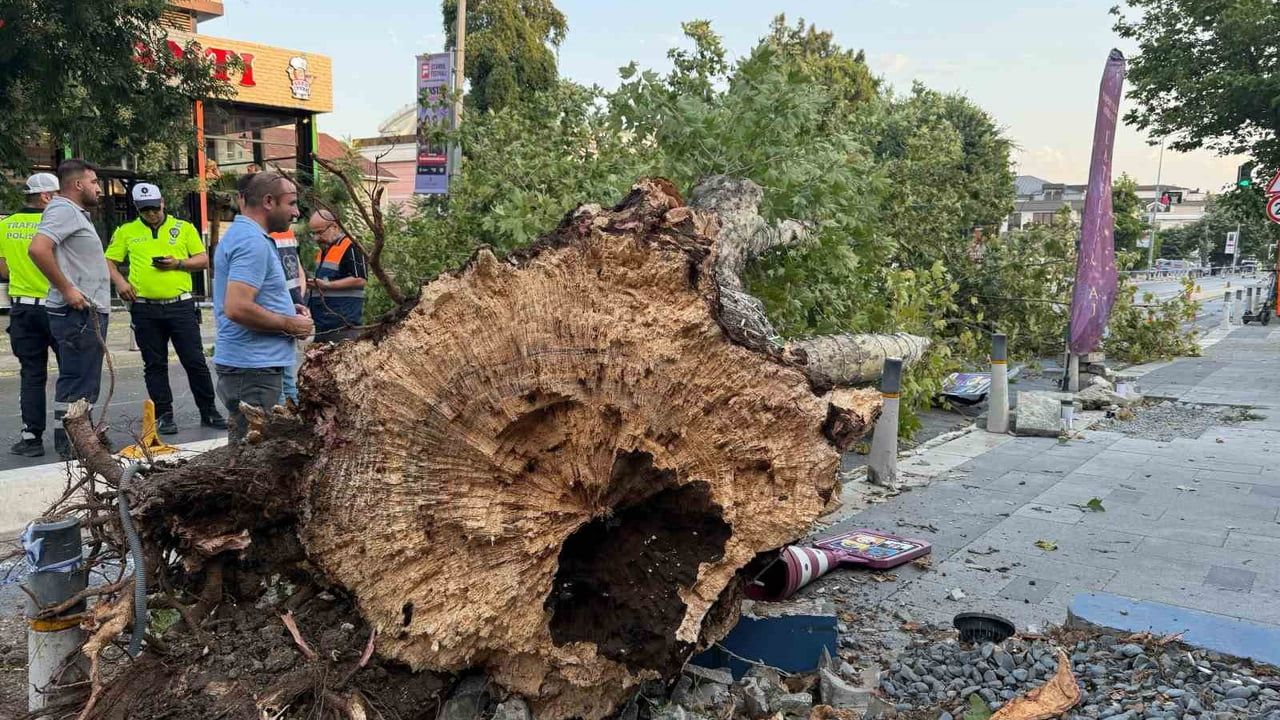 Kısa süreli fırtına İstanbul'da Bakırköy, Ataköy, Küçükçekmece ve Sultangazi'de hasar bıraktı