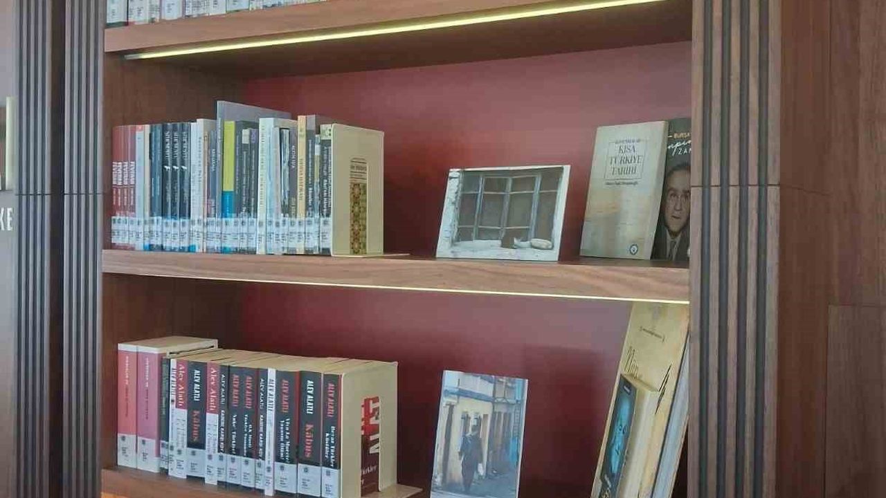 Kitap raflarında saklı kent hafızası: Ömer Aydın'ın 'Bellek' sergisi