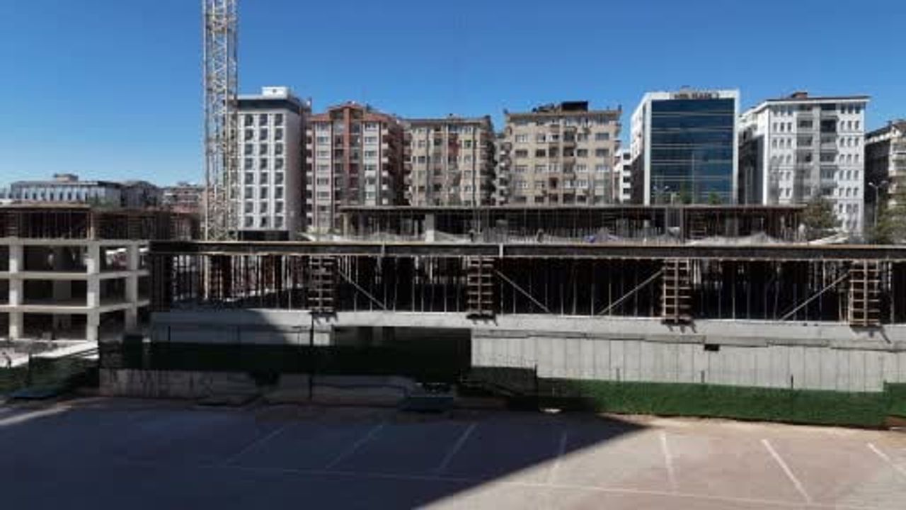 Kızgın demir ve kavurucu güneş altında inşaat mesaisi