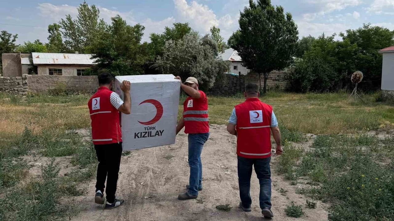 Kızılay Muradiye'de iki engelliye tekerlekli sandalye desteği