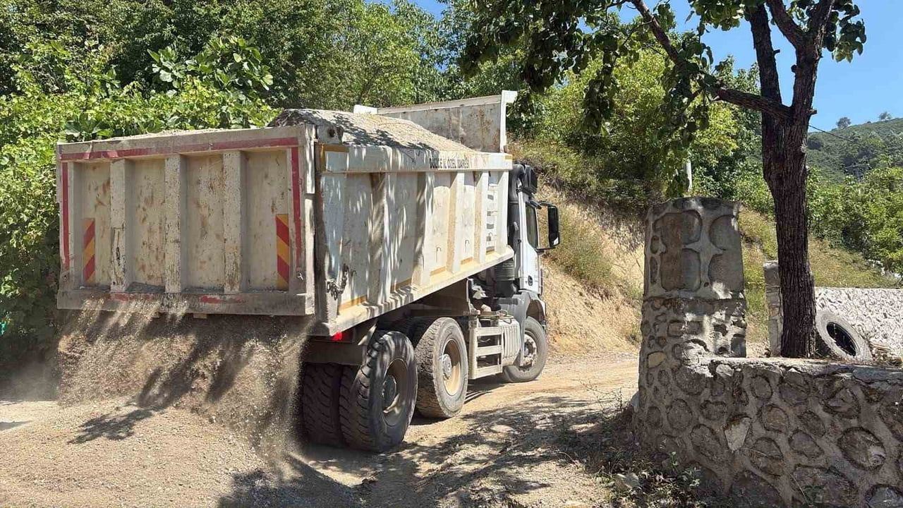 Kızılüzüm'de ulaşım iyileşiyor: sathi kaplama çalışmaları sürüyor