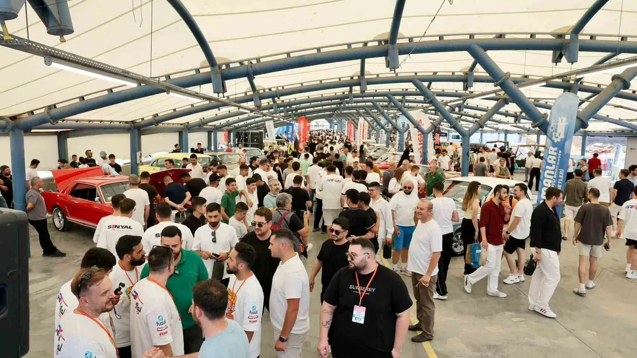Klasik otomobil tutkunları Küçükçekmece'de buluştu