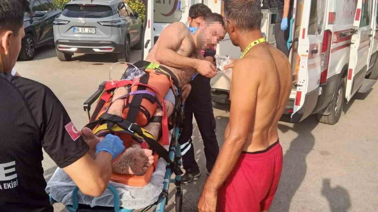 Kleopatra Plajı'nda hızla yükselen dalgalar tatilciyi sürükledi, cankurtaran kurtardı