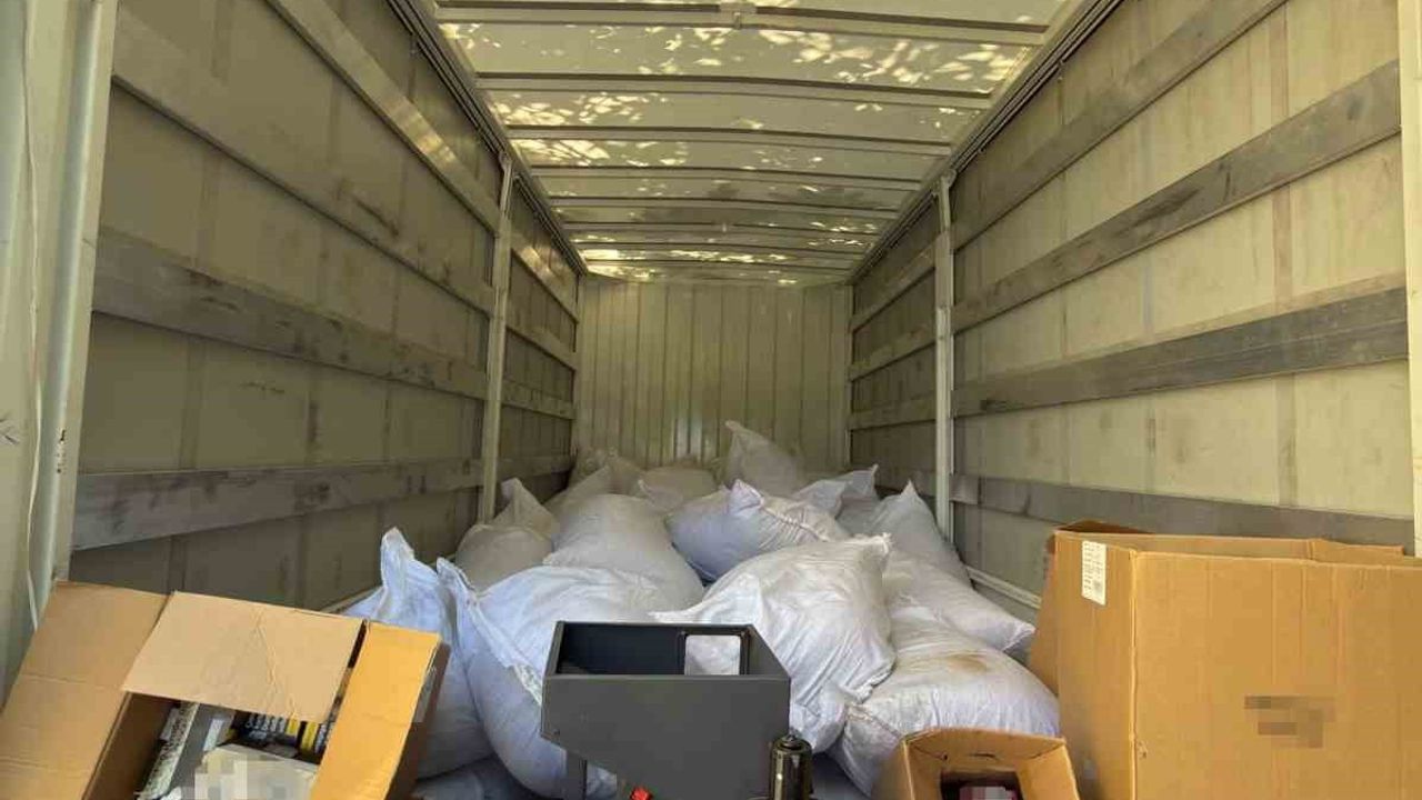 Kocaeli'de 8 adrese eş zamanlı baskın: 1 ton 160 kilo tütün ele geçirildi