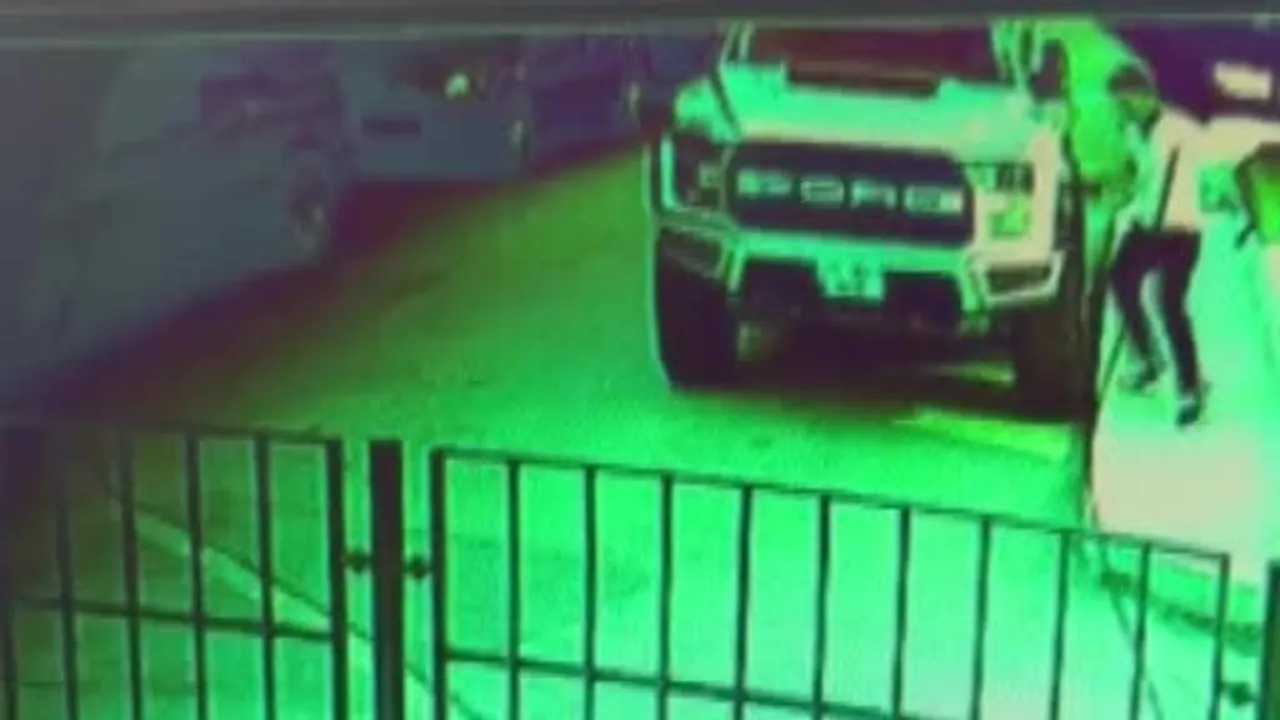 Kocaeli'de kasklı saldırgan kovaladığı şahsı bacağından vurdu