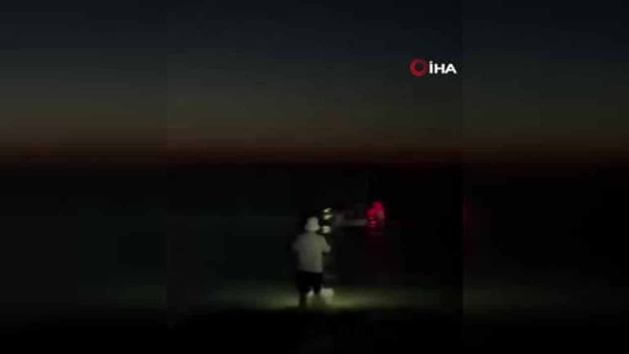 Kocaeli'de kumsala giren otomobil denize düştü