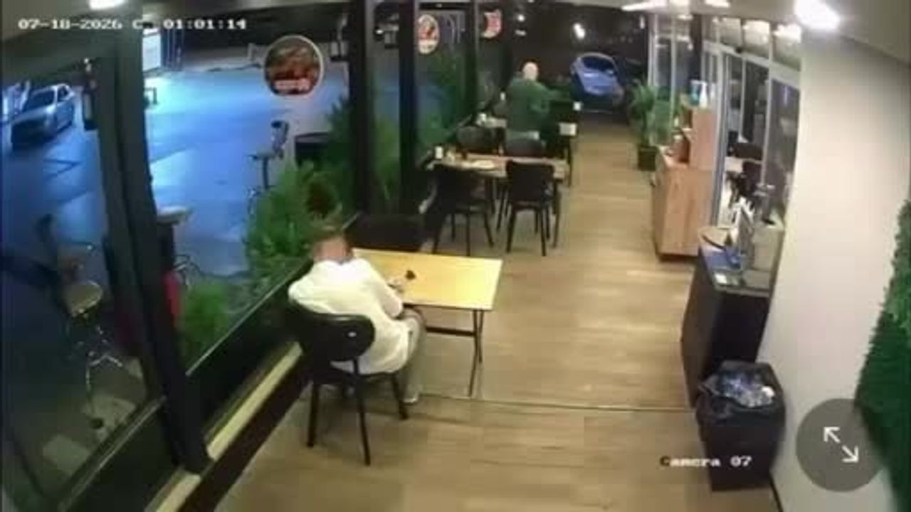Kocaeli'de motosiklet lokantanın vitrinine girerek müşteriye çarptı