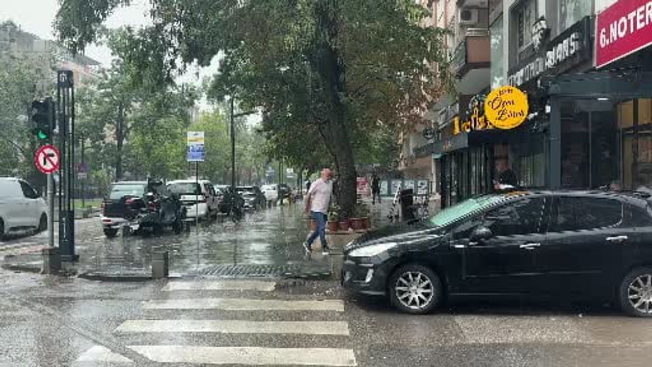 Kocaeli'de öğle vakti bastıran sağanak hayatı sekteye uğrattı
