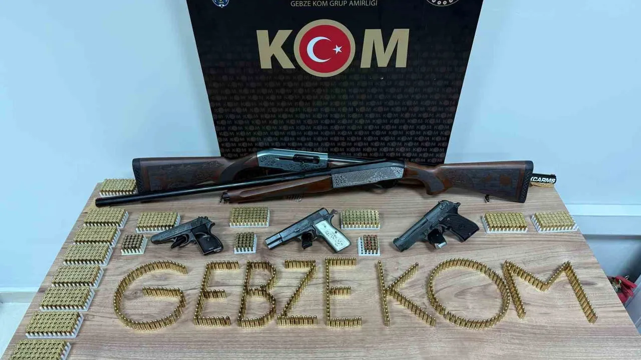 Kocaeli'de operasyon: Darıca'da bin 513 fişek ve ruhsatsız silah ele geçirildi