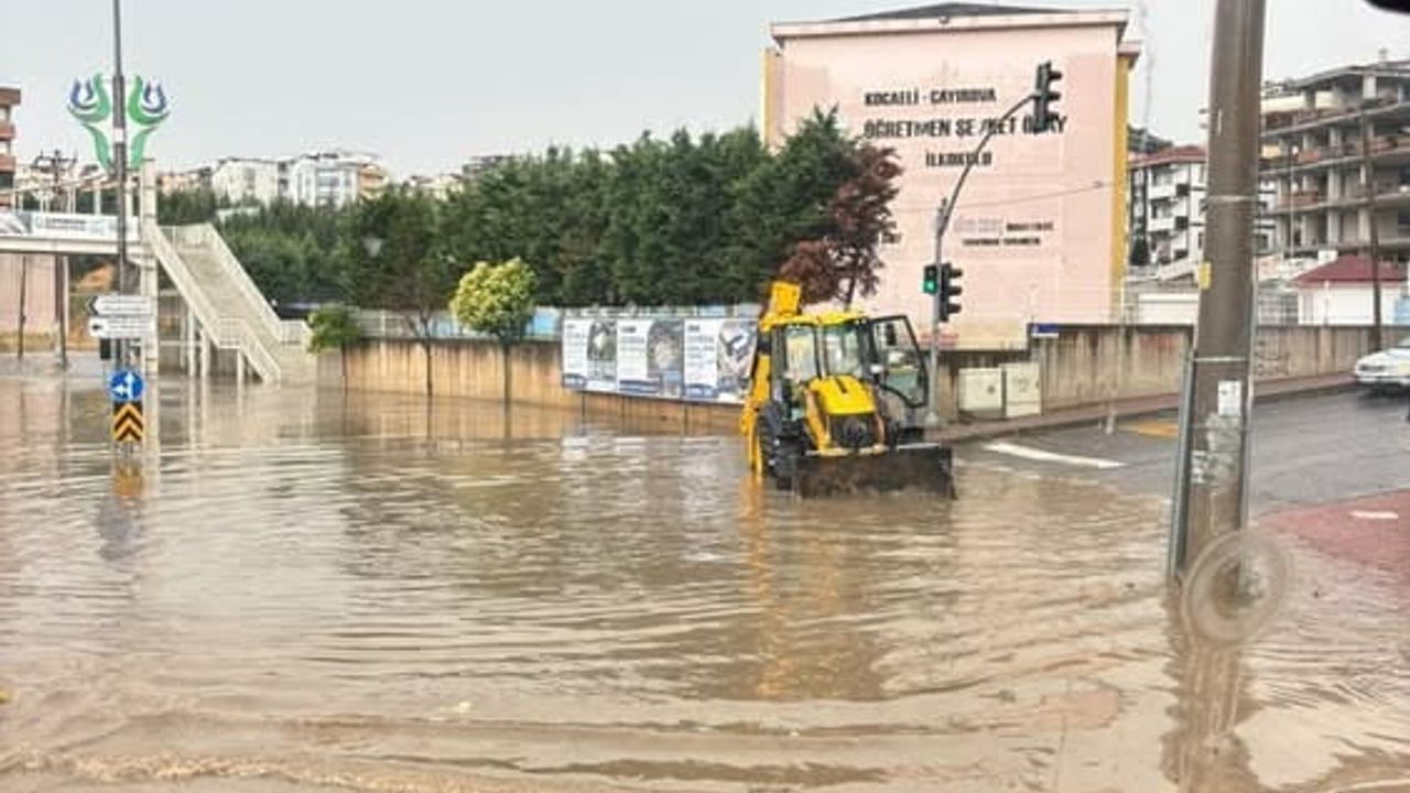 Kocaeli'de sağanak hayatı felç etti, caddeler göle döndü