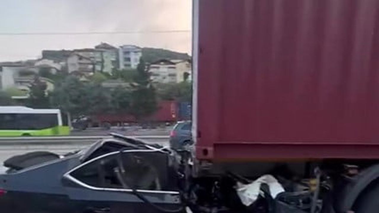 Kocaeli'de tıra arkadan çarpan otomobilde baba ve oğlu hayatını kaybetti