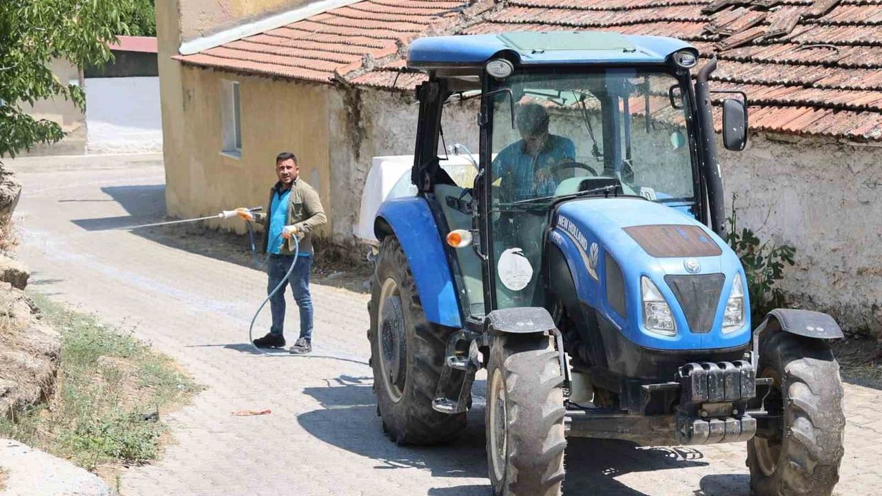 Koçarlı Belediyesi Şahinciler'de kireçleme ve ot biçme çalışmalarını sürdürüyor