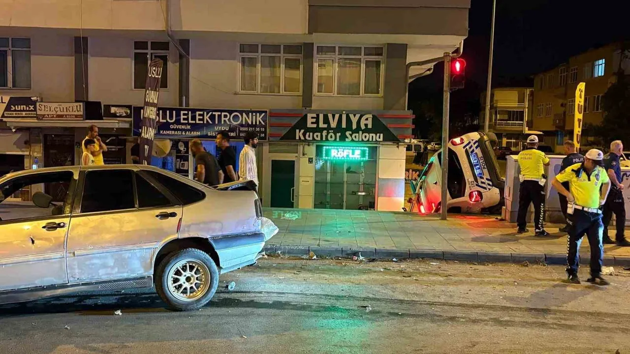 Kocasinan’da çarpışma sonrası polis aracı yan yattı, üç kişi yaralandı
