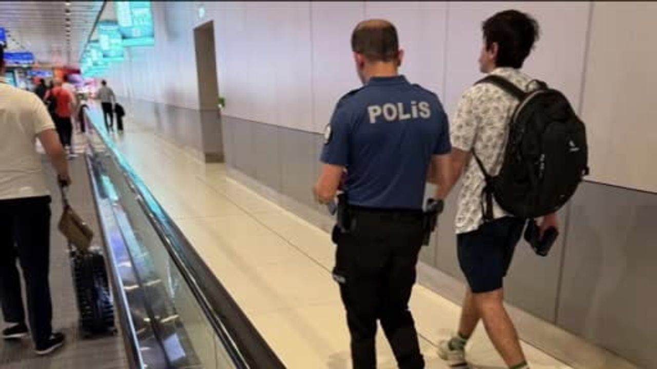 Komedyen Deniz Göktaş havalimanında gözaltına alındı