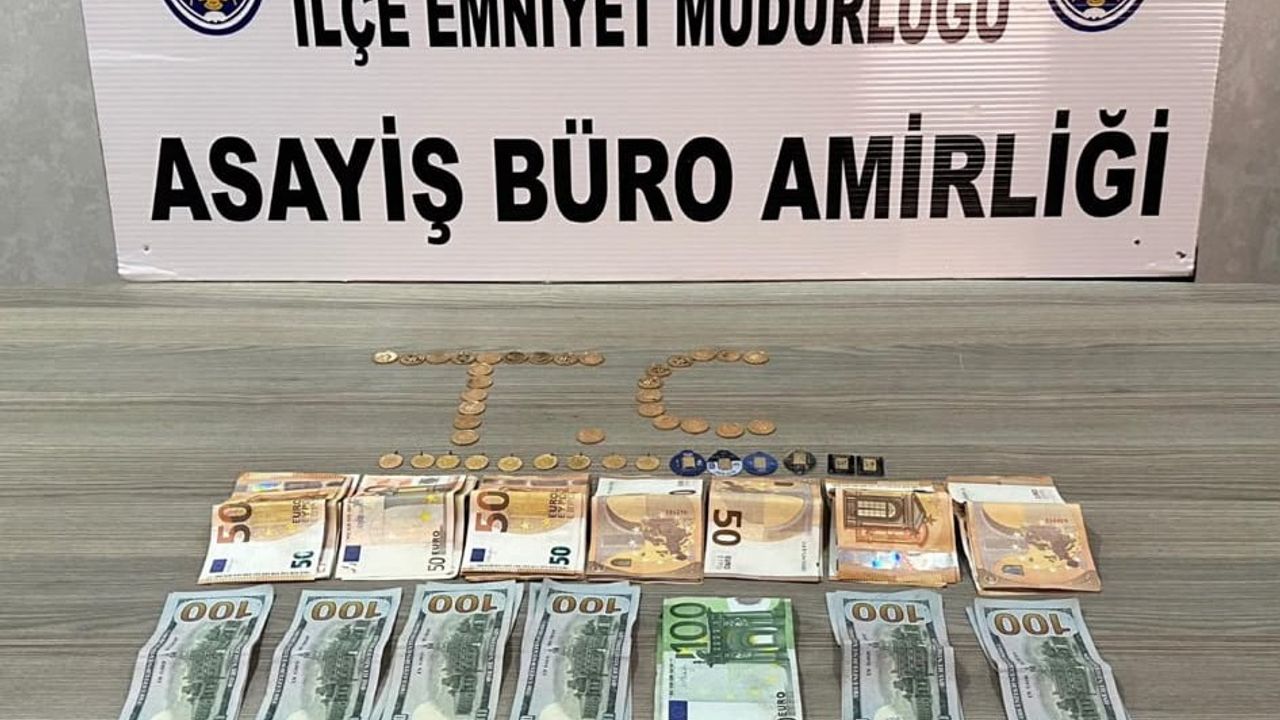 Komiser kılığıyla kandırdı, mezarlıkta çantayla suçüstü yakalandı