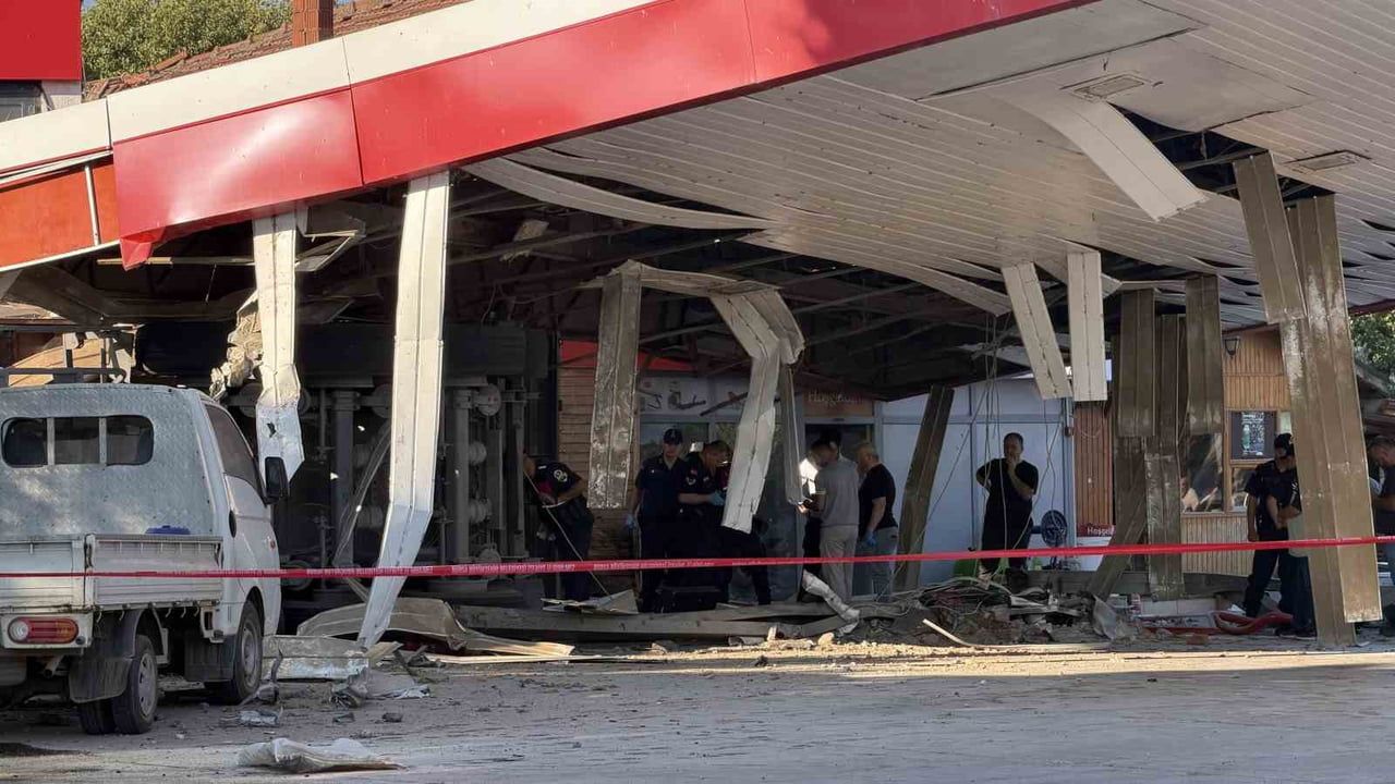 Kömür yüklü tır İznik'te akaryakıt istasyonuna daldı: bir kişi hayatını kaybetti