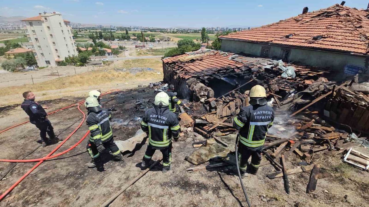 Kömürlükte çıkan yangın itfaiye tarafından eve sıçramadan söndürüldü