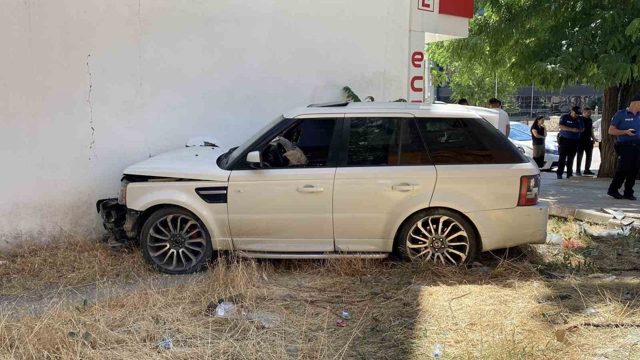 Kontrolden çıkan cip Elazığ'da kaldırımda yürüyen kişiye çarptı: 1’i ağır 2 yaralı