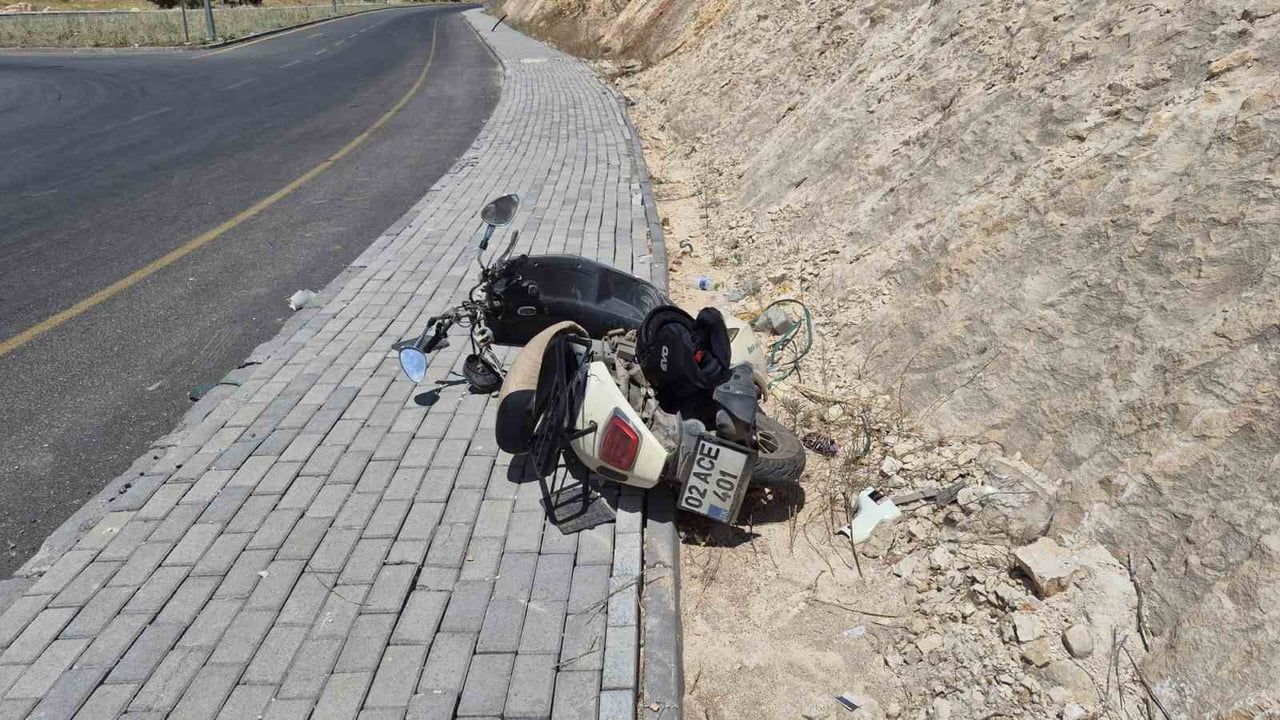 Kontrolden çıkan motosiklet devrildi: 1 yaralı