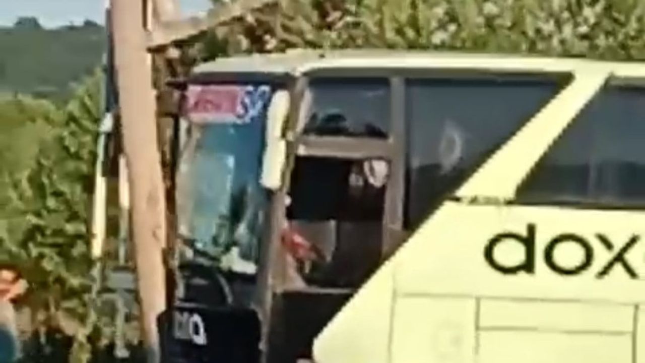 Kontrolden çıkan otobüsün patlayan lastiği polis memurunu yaraladı