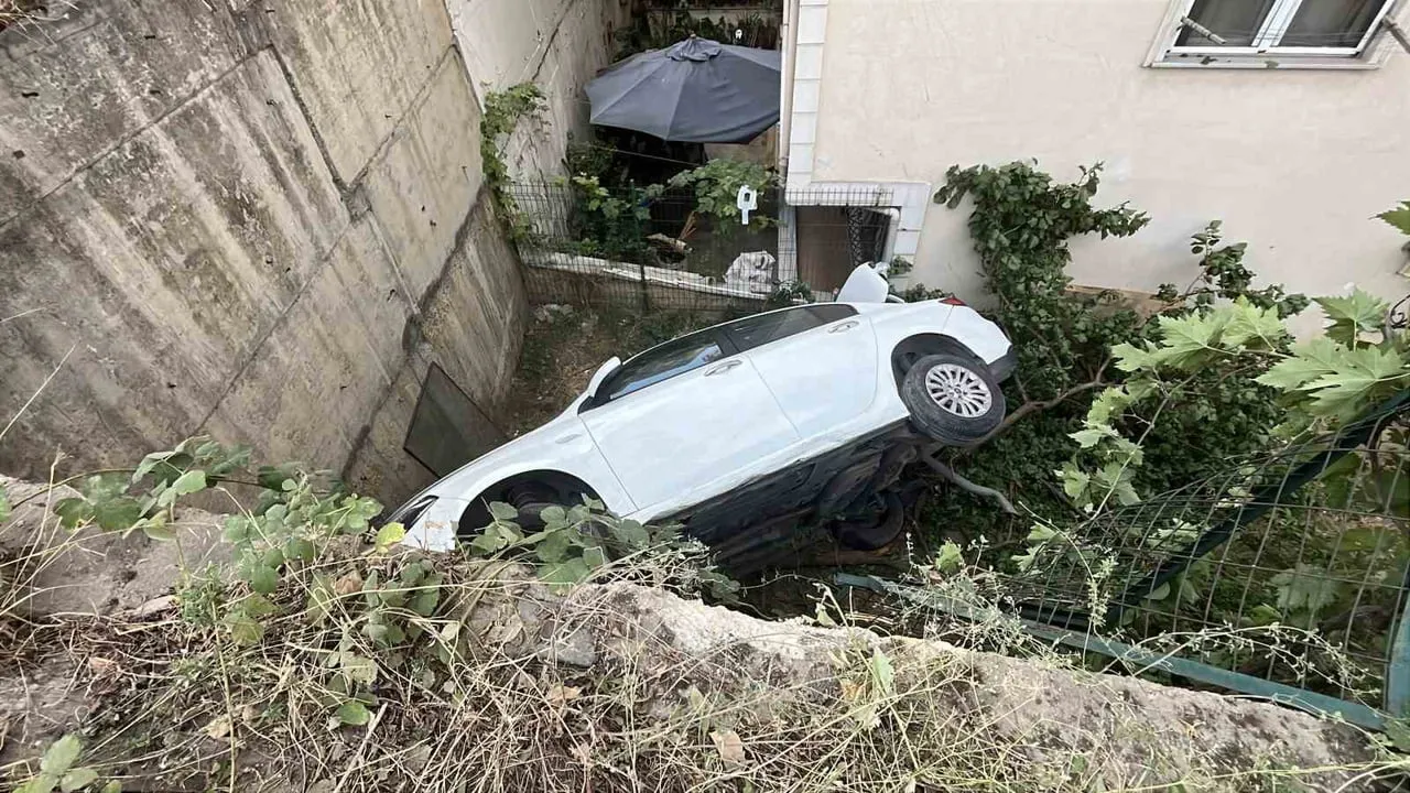 Kontrolden çıkan otomobil Gebze'de 5 metrelik yükseklikten apartman bahçesine düştü: 1 yaralı