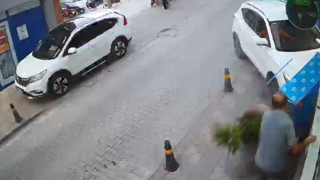 Kontrolden çıkan otomobil iş yerine girdi, kimse yaralanmadı