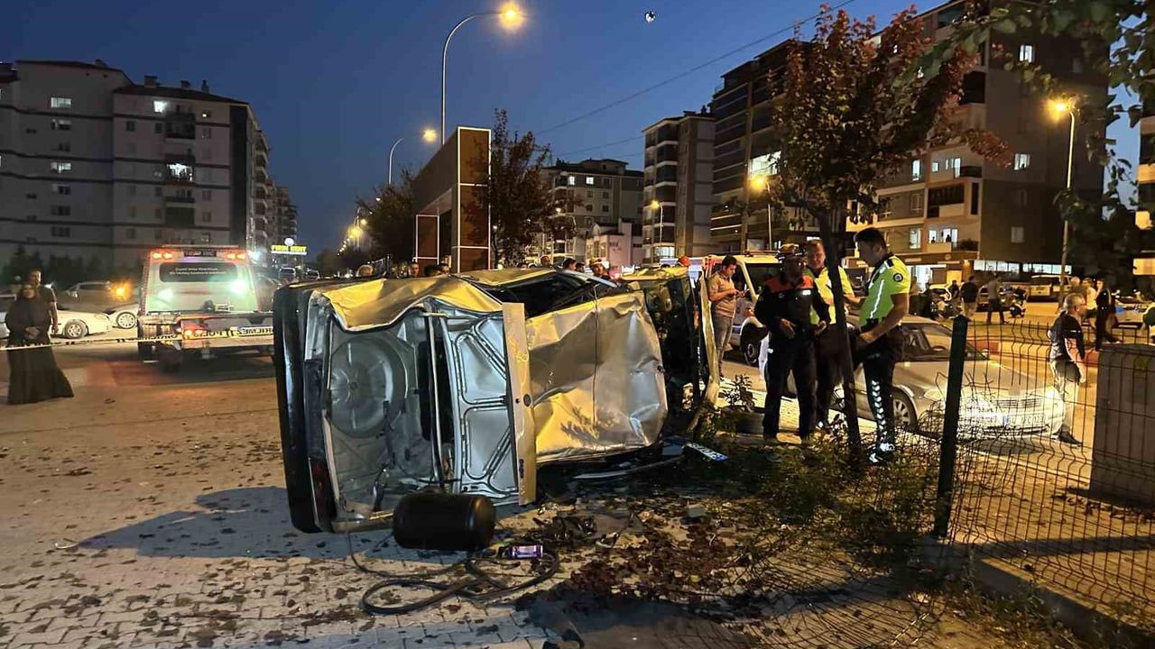 Kontrolden çıkan otomobil sitenin otoparkına girip yayalara çarptı: 1’i ağır 3 yaralı