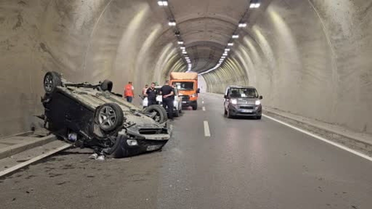 Kontrolden çıkan otomobil tünelde metrelerce takla attı: 2 yaralı