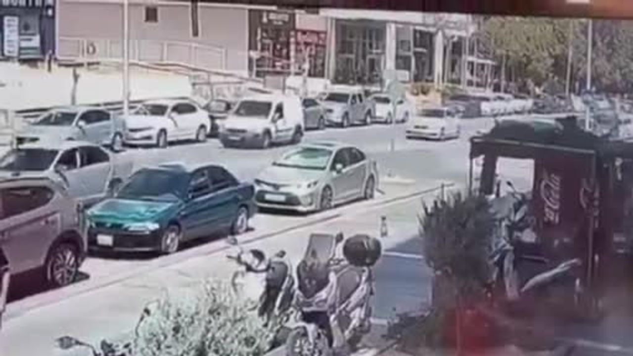 Kontrolsüz dönüş yunus polislerinin araca çarpmasına neden oldu: 2 polis yaralandı