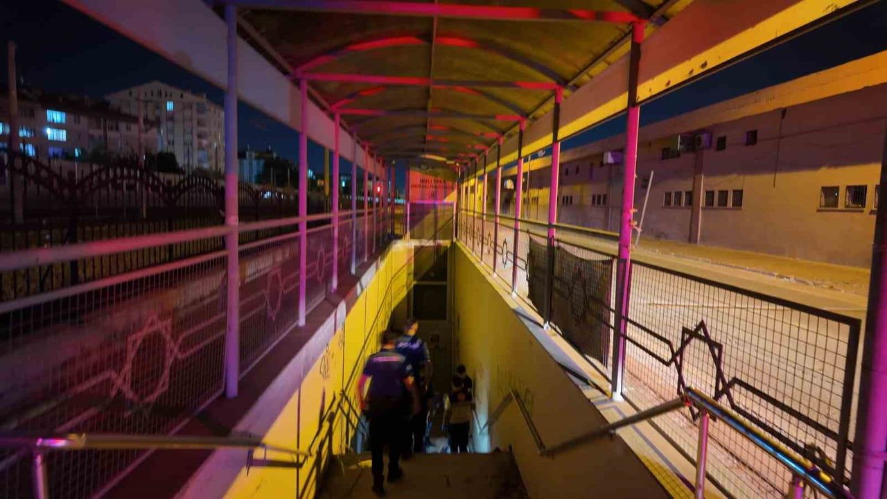 Konya'da gece yarısı yardım çığlıkları: elektrikli bisiklet sürücüsü yaya alt geçidine düştü