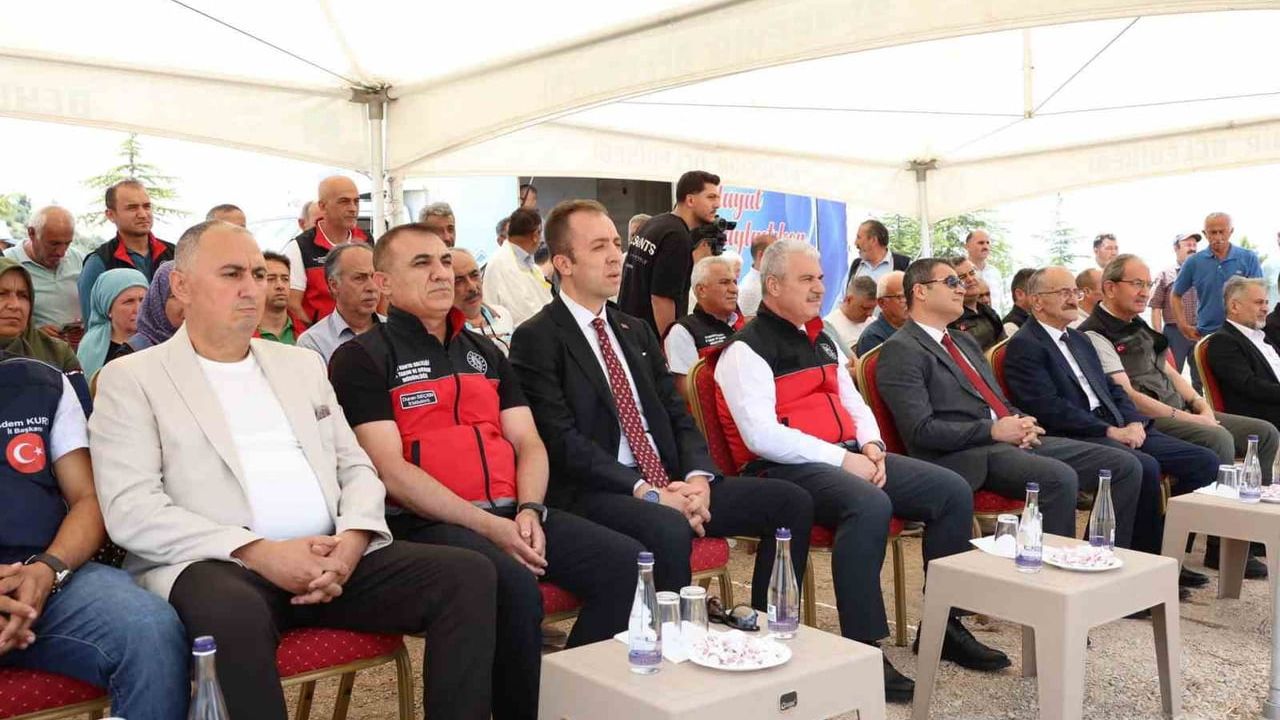Konya'da geleneksel bal hasadı Doğanbey Mahallesi'nde gerçekleştirildi