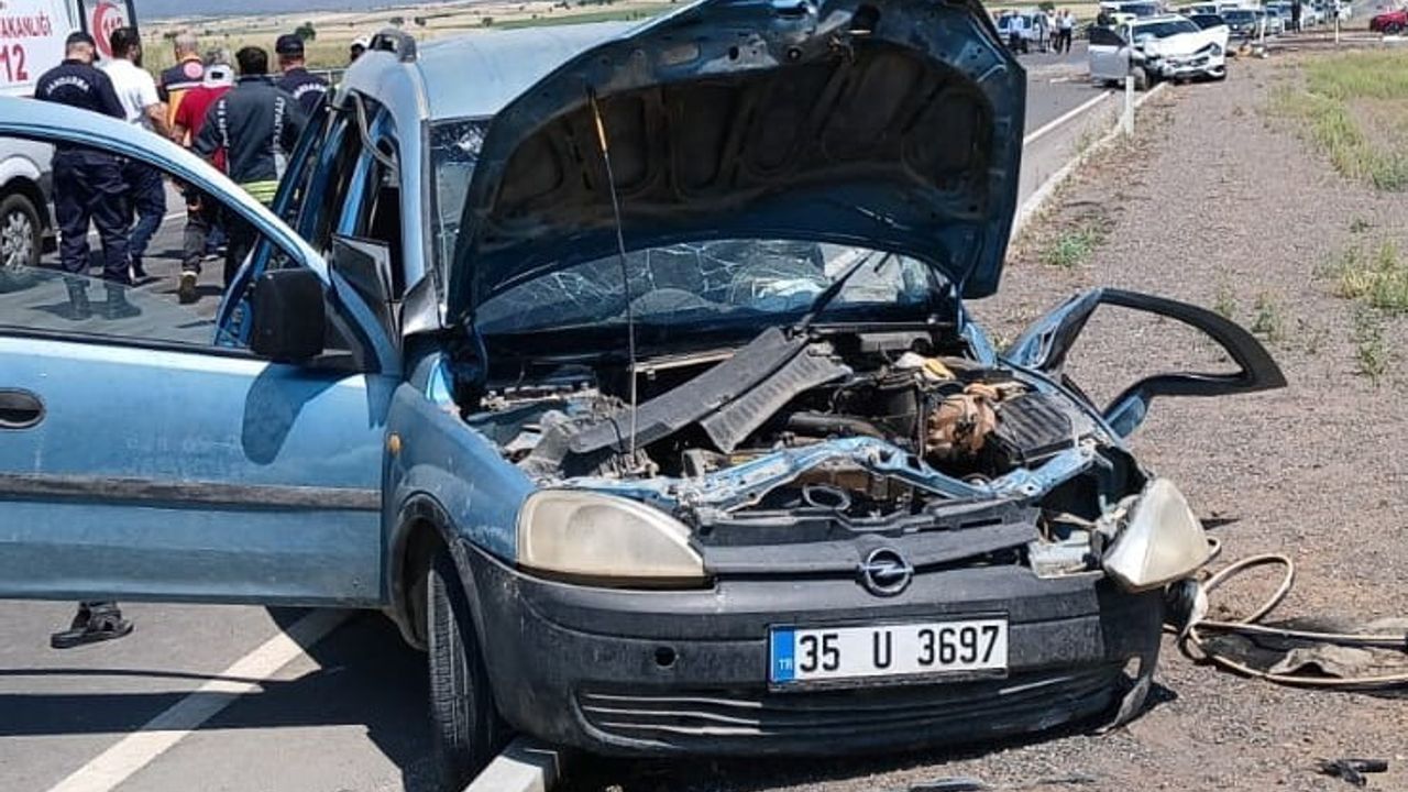 Konya’da hafif ticari araç ile otomobil çarpıştı: 1’i ağır 5 yaralı