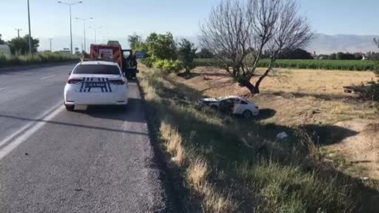 Konya'da otomobil refüje çarpıp şarampole yuvarlandı: 1’i bebek 3 yaralı