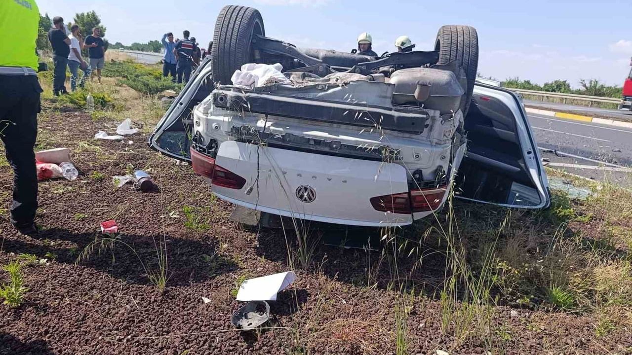 Konya’da refüje çarpan otomobil hurdaya döndü: 3 yaralı